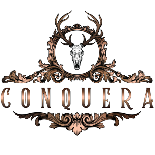 het logo van conquera, een hertenschedel met een ornament rondom de bedrijfsnaam.